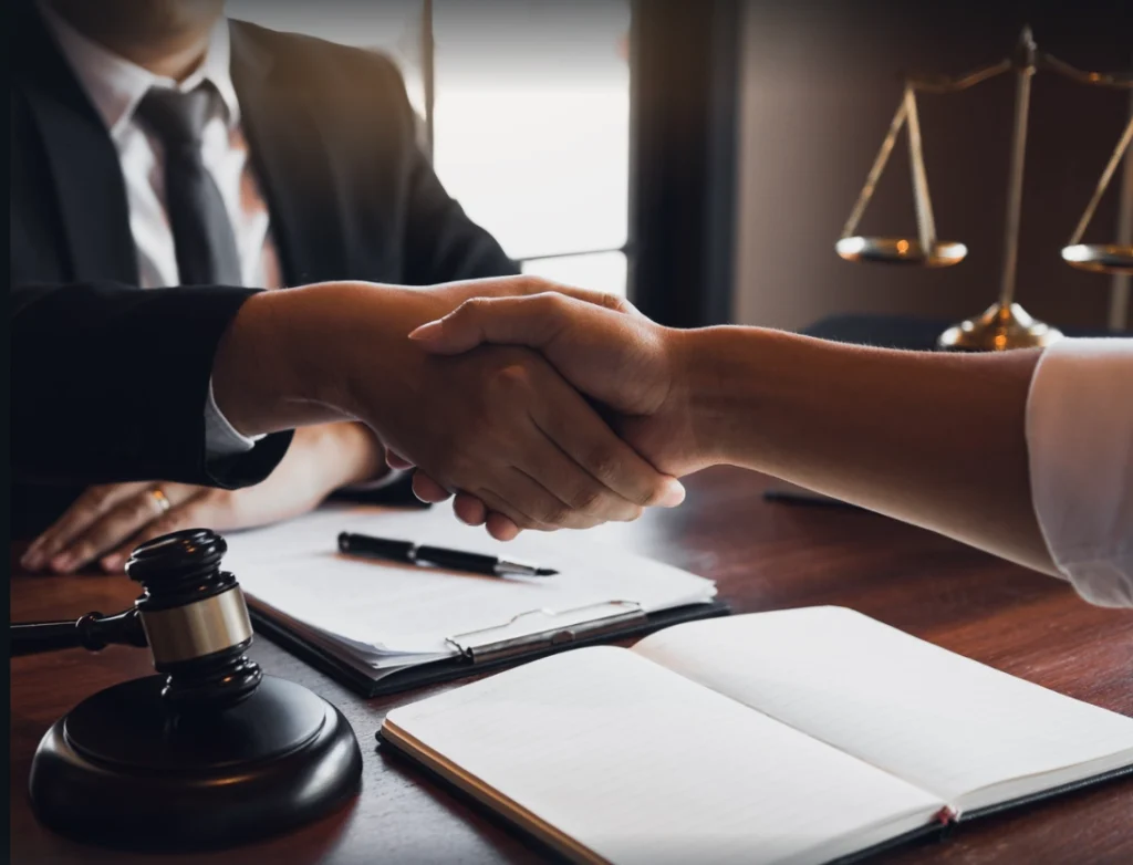 كيف تختار أفضل محامٍ لقضيتك؟ 10 أمور يجب أن تعرفها قبل توكيل محامٍ